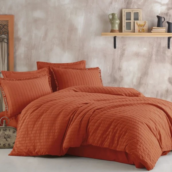 Lenjerie de pat jacquard ranforce Estina V9 Caramiziu cu textura in dungi fine pe fundal caramiziu