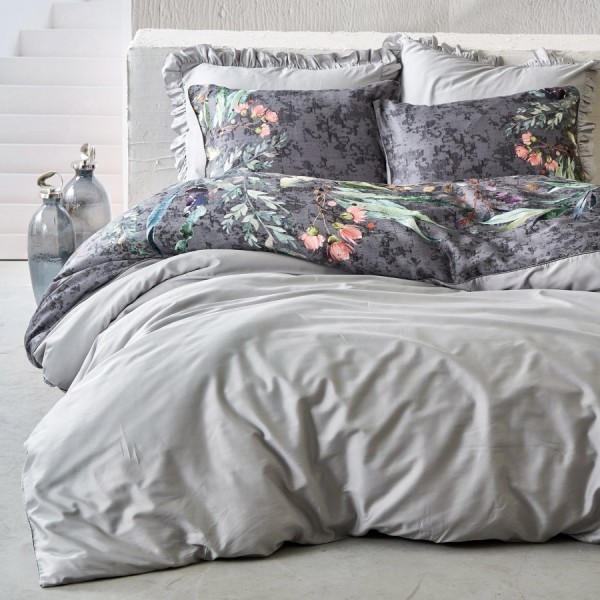 Lenjerie de pat din satin premium, model Espo, cu design elegant în nuanțe de gri și imprimeu floral sofisticat.