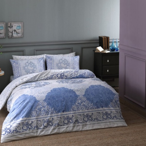 Lenjerie de pat Ranforce Aryan Bleu cu design elegant în albastru și alb decorată cu motive florale