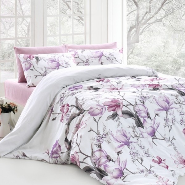 Lenjerie de pat Story Home Layla Lilac din bumbac cu model floral în nuanțe de mov și roz pe fundal alb