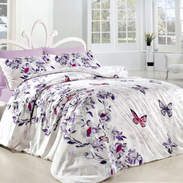 Lenjerie de pat Story Home Kelebek Lilac din bumbac cu model flori și fluturi în nuanțe de mov și roz pe fundal alb