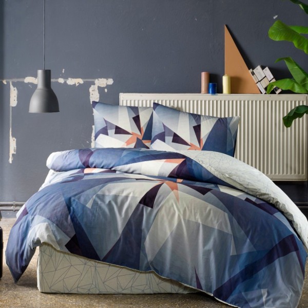 Lenjerie de pat din bumbac ranforce 100% cu model geometric abstract în nuanțe de albastru și gri, decorată cu accente de portocaliu și alb