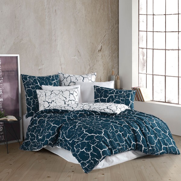 Lenjerie pat Mercer Jade bumbac ranforce, culori albastru închis și alb, design abstract crăpături, sofisticare și contemporaneitate.