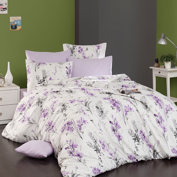Lenjerie de pat dublu bumbac 100% Nazenin Home, model Nesta, ranforce, cu flori mov și frunze gri pe fundal alb.