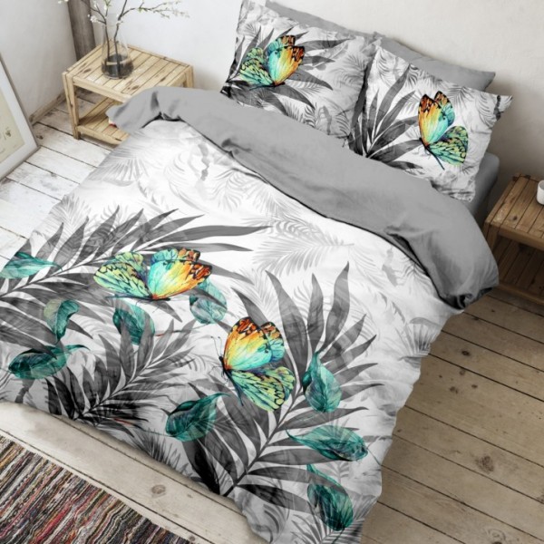 Lenjerie de pat cu design exotic de fluturi colorați în nuanțe de verde și portocaliu printre frunze gri pe fundal alb