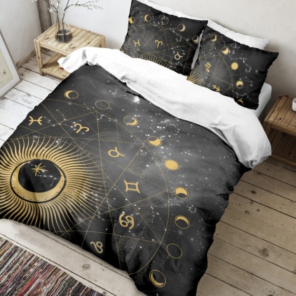 Lenjerie de pat cu design zodiacal auriu și simboluri astrale pe fundal negru stelar