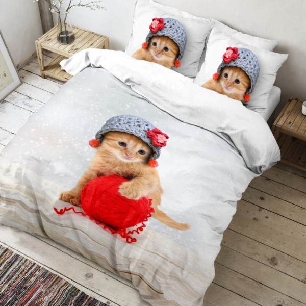 Lenjerie de pat dublu bumbac 100% ranforce alb și gri cu imprimeuri de pisicuțe jucăușe și ghem de lână roșie - Club Cotton Redly
