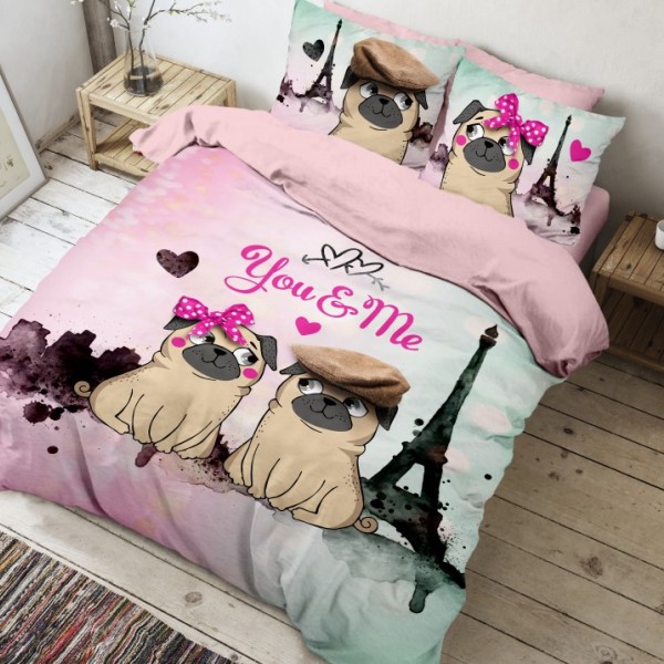 Lenjerie de pat dublu bumbac 100% Ranforce, design romantic cu câini pug și text "You & Me" pe fundal roz cu accente de Paris.