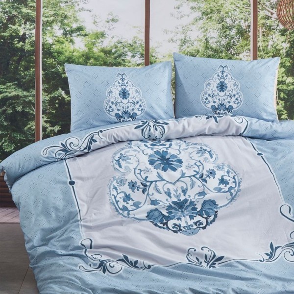 Lenjerie de pat dublu din bumbac 100% ranforce, model Club Cotton Sarai, cu motive florale și ornamentale sofisticate în nuanțe de albastru și alb.