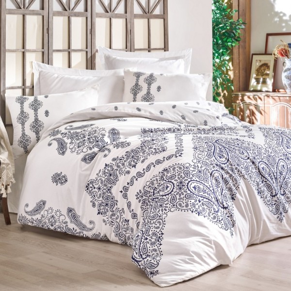 Lenjerie de pat dublu bumbac 100% ranforce Cotton Box Adonis Indigo cu design paisley în nuanțe de albastru și alb.
