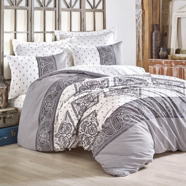 Lenjerie de pat dublu bumbac 100% ranforce Cotton Box Alope Grey cu design paisley și dungi în nuanțe de gri și alb.
