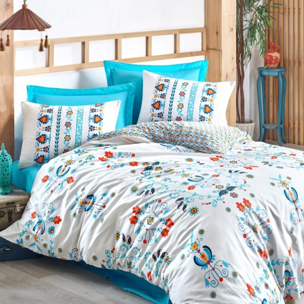 Lenjerie de pat dublu bumbac 100% Ranforce Cotton Box Cesminaz Turquoise cu design floral vibrant în nuanțe de turcoaz, roșu și portocaliu pe fundal alb, veselă și energică.