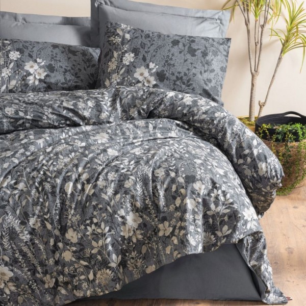 Lenjerie de pat Comely Antracit din bumbac 100% ranforce, brand Cottonbox, cu design floral în tonuri de antracit și alb, ideală pentru un decor elegant și modern.