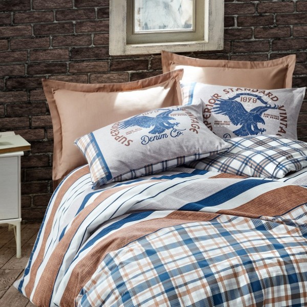 Lenjerie de pat dublu din bumbac 100% ranforce, model Cotton Box Danilo Brown, cu motive geometrice și inscripții vintage în nuanțe de maro și albastru.
