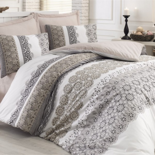 Lenjerie de pat dublu bumbac 100% Ranforce, cearșaf elastic 160x200 cm, design elegant cu motive bej și gri pe fundal alb.