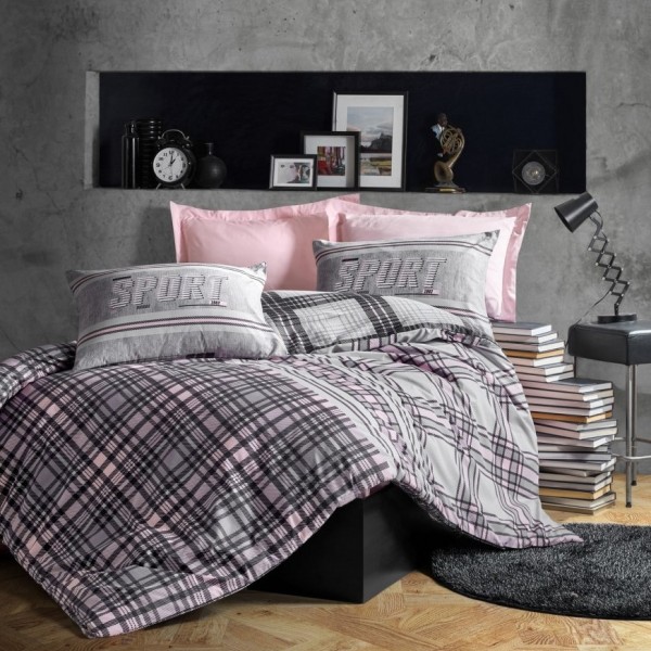 Lenjerie de pat dublu din bumbac 100% ranforce, model Cotton Box Dusty Rose Grey, cu motive geometrice și inscripții sport în nuanțe de roz prăfuit și gri.