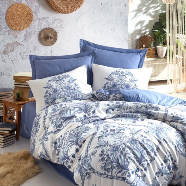 Lenjerie de pat dublu bumbac 100% Ranforce Cotton Box Egina Blue cu design floral elegant în nuanțe de albastru și alb, rafinată și liniștitoare.
