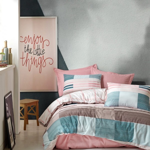 Lenjerie de pat dublu bumbac 100% Ranforce Cotton Box Eva Powder cu design în carouri și dungi în nuanțe de roz, albastru și alb, modernă și plină de culoare.