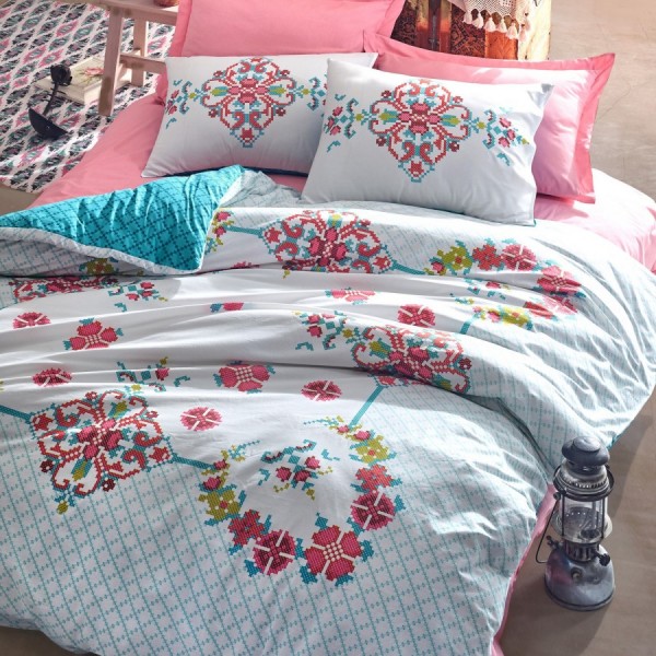 Lenjerie de pat dublu din bumbac 100% ranforce, cu design tradițional multicolor pe fond alb și roz.
