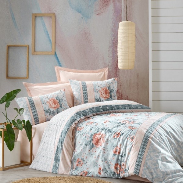 Lenjerie de pat dublu din bumbac 100% ranforce, model Cotton Box Lily Pink, cu imprimeuri florale delicate în nuanțe de roz și albastru.