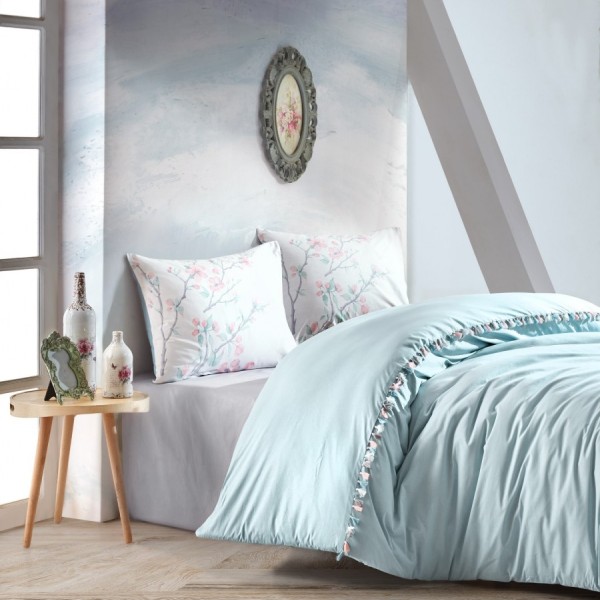 Lenjerie de pat dublu din bumbac 100% ranforce, model Cotton Box Linda Mint, cu imprimeuri florale pastelate și ciucuri eleganți în nuanțe de verde mentă și alb.