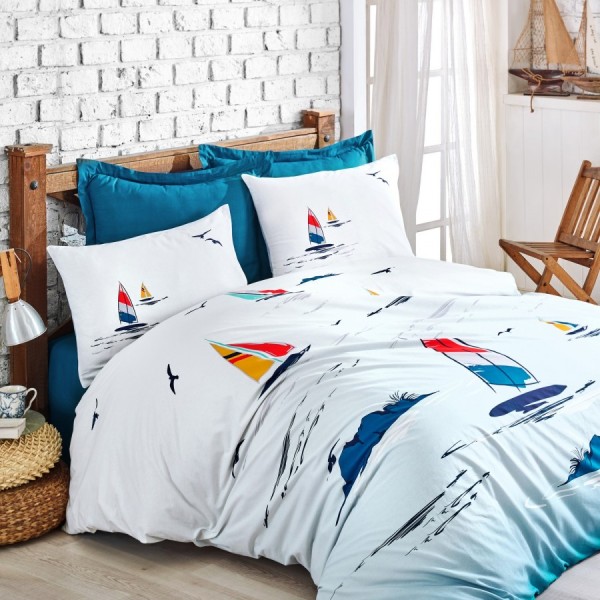Lenjerie pat dublu bumbac 100% ranforce Cotton Box Neta Blue, design nautic în albastru și alb, cu bărci colorate.