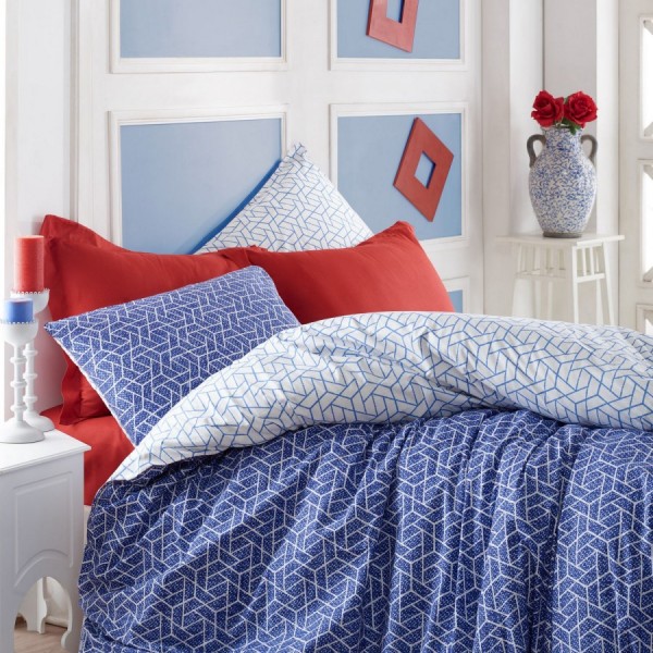 Lenjerie de pat dublu din bumbac 100% ranforce, model Cotton Box Pave Claret Red, cu motive geometrice complexe în nuanțe de roșu și albastru.