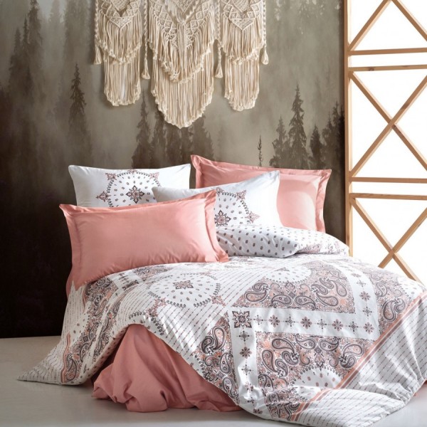 Lenjerie de pat dublu bumbac 100% Ranforce Riva Brown cu design boho-chic în nuanțe de maro și roz pe fundal alb