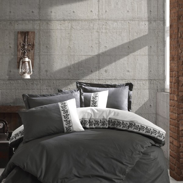 Lenjerie de pat dublu din bumbac 100% ranforce, model Cotton Box Rosinda Grey, cu borduri florale brodate în nuanțe de gri și alb.