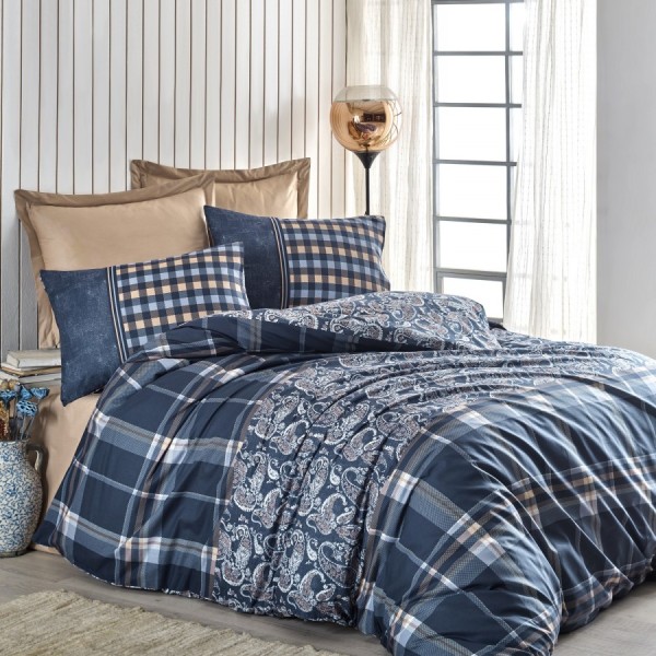 Lenjerie pat dublu bumbac 100% ranforce Cotton Box Silvio Mink, design elegant în carouri și motive paisley în albastru, bej și alb.