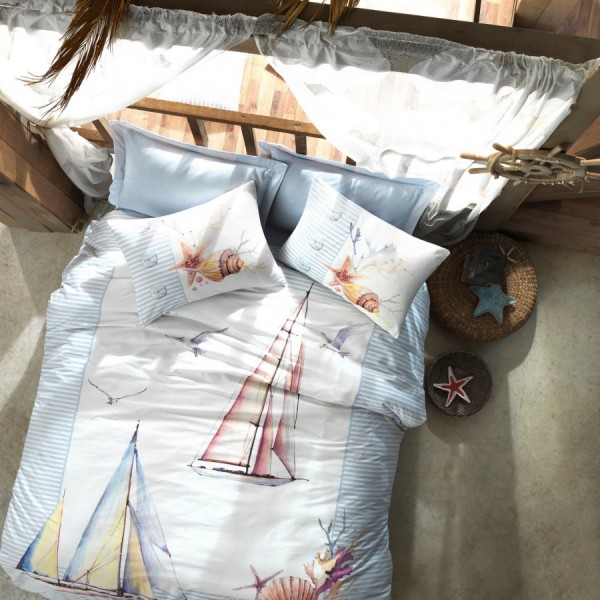 Lenjerie de pat dublu din bumbac 100% ranforce, model Cotton Box Yacht Blue, cu imprimeuri nautice de veliere și scoici în nuanțe de albastru și alb.