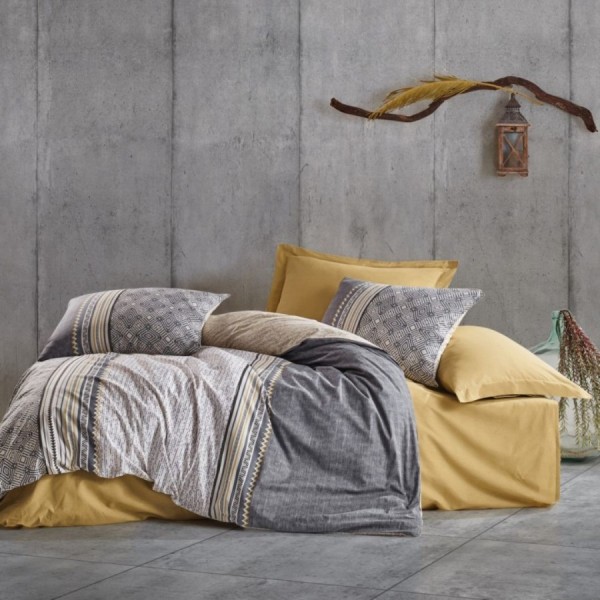 Lenjerie de pat dublu din bumbac 100% ranforce, model Nedra Beige, cu design în dungi și motive geometrice în nuanțe de gri, bej și galben pe fundal bej.