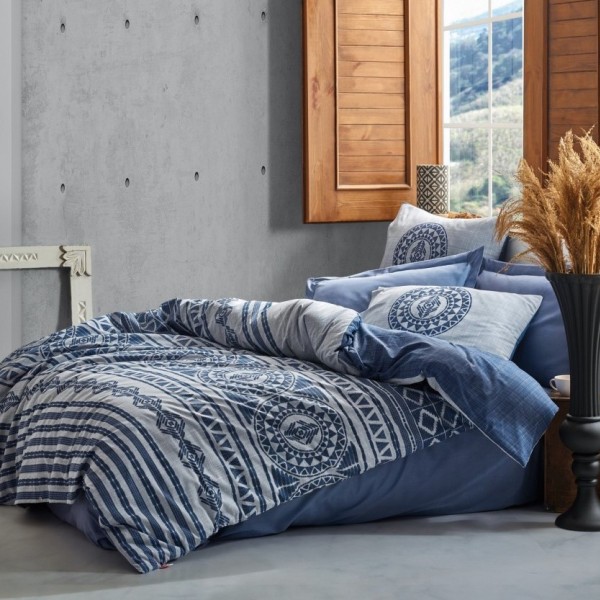 Lenjerie de pat dublu din bumbac 100% ranforce, model Norvin Indigo, cu design în dungi și motive geometrice albastre și albe pe fundal albastru.