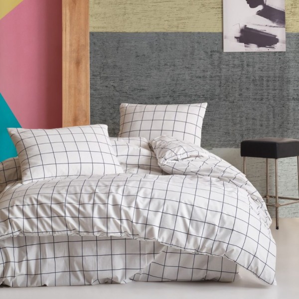 Lenjerie de pat Persegi White din bumbac 100% ranforce, brand Enlora Home, cu design modern în carouri albe și negre, ideală pentru un decor contemporan și stilat.