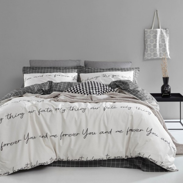 Lenjerie de pat Print Cream din bumbac 100% ranforce, brand Enlora Home, cu design modern în carouri gri și imprimeu text negru pe fundal crem