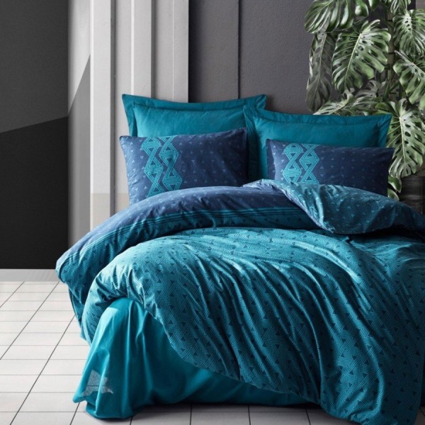 Lenjerie de pat dublu din bumbac 100% ranforce, model Amari Petrol, cu design geometric în nuanțe de albastru petrol și turcoaz pe fundal albastru petrol.