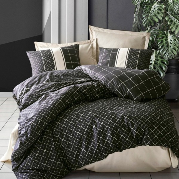 Lenjerie de pat dublu din bumbac 100% ranforce, model Antre Beige, cu design în carouri albe și negre pe fundal negru.