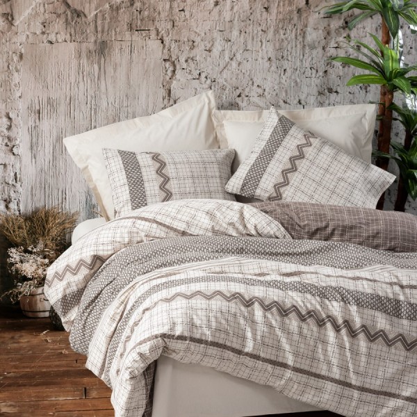 Lenjerie de pat din bumbac ranforce 100% cu model geometric și zig-zag în nuanțe de maro și bej, decorată cu detalii liniate și texturate