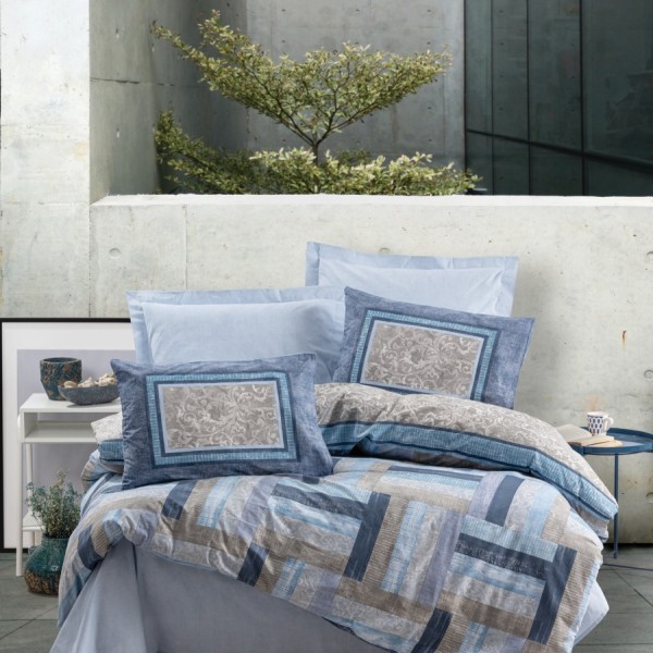 Lenjerie de pat din bumbac ranforce 100% cu model geometric în nuanțe de albastru și gri, decorată cu detalii florale și accente pastelate