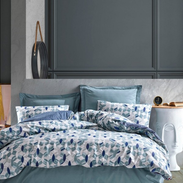 Lenjerie de pat dublu din bumbac 100% ranforce, model Tory Blue, cu design geometric în nuanțe de albastru și alb pe fundal alb.