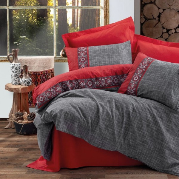 Lenjerie de pat din bumbac 100% ranforce, din colecția Folk Art, cu design bicolor roșu și gri, decorată cu broderii în stil folk art.