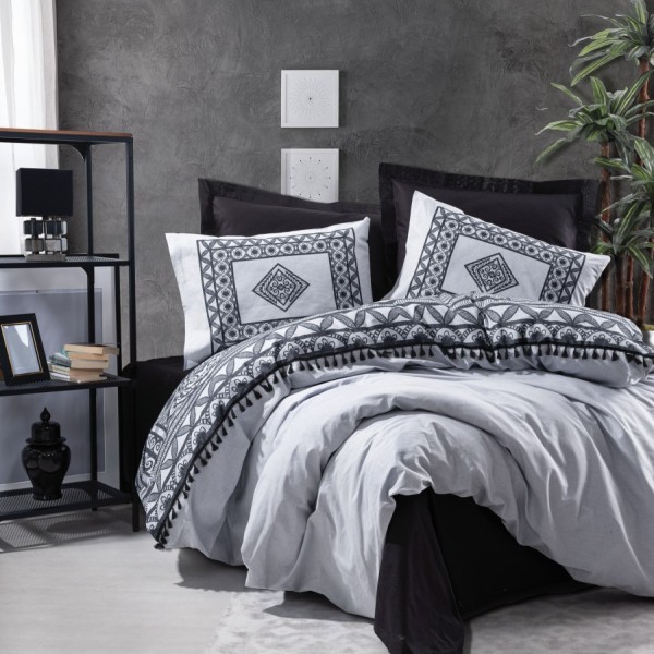 lenjerie pat bumbac 100%, lenjerie cu ciucuri, lenjerie alb negru, lenjerie pat ranforce, lenjerie elegantă, lenjerie pat decor modern, lenjerie motive geometrice, lenjerie pat design sofisticat, lenjerie pat Degno-Black