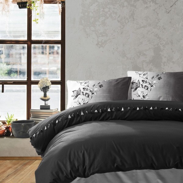 Lenjerie de pat Cottonbox, din bumbac 100% ranforce, cu model cu flori alb-negru și ciucuri decorativi pe fundal gri și negru
