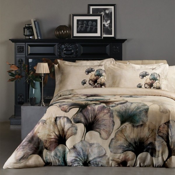 Lenjerie pat dublu satin TAC Priscila Bej cu imprimeu botanic abstract, frunze mari stilizate in nuante de bej, gri, taupe, maro si bleu petrol