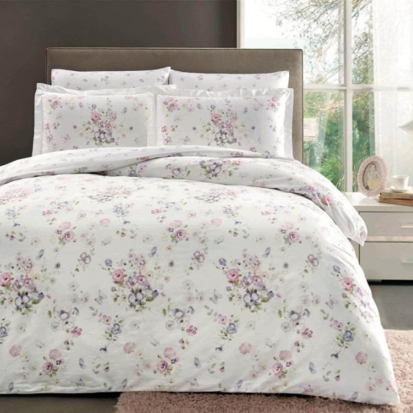Lenjerie de pat albă Claudine din satin de bumbac cu flori roz, mov și violet, frunze verzi și fluturi, set romantic TAC