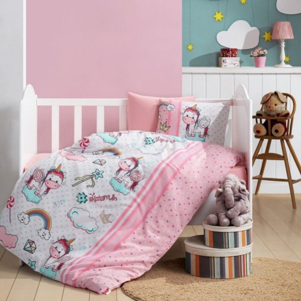 Lenjerie pătuț flanel Cotton Box cu unicorn pastel, curcubeu și buline roz pe fond alb