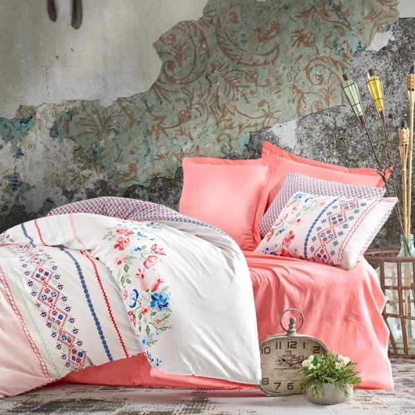 Lenjerie de pat din bumbac ranforce Elena Salmon cu design floral și motive tradiționale, în nuanțe de somon, alb, albastru și roșu