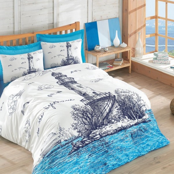 Lenjerie de pat din bumbac ranforce Lighthouse Blue cu design marin reprezentând un far și peisaj costier, în nuanțe de albastru și alb