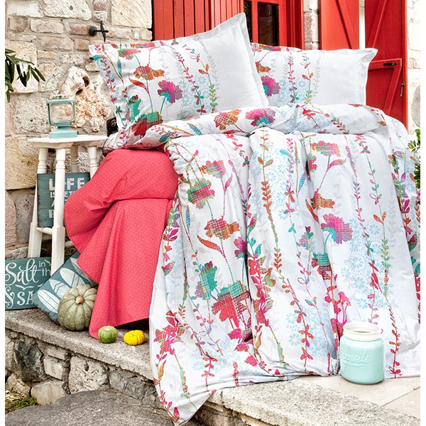 Lenjerie de pat dublu Ralex Pucioasa Catra, bumbac 100% ranforce, design vibrant alb și roșu, motive florale colorate și detalii pline de viață