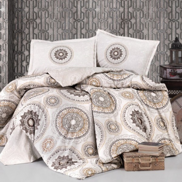 Lenjerie de pat dublu bumbac 100% Ranforce, design geometric sofisticat cu motive circulare maro și auriu pe fundal crem.